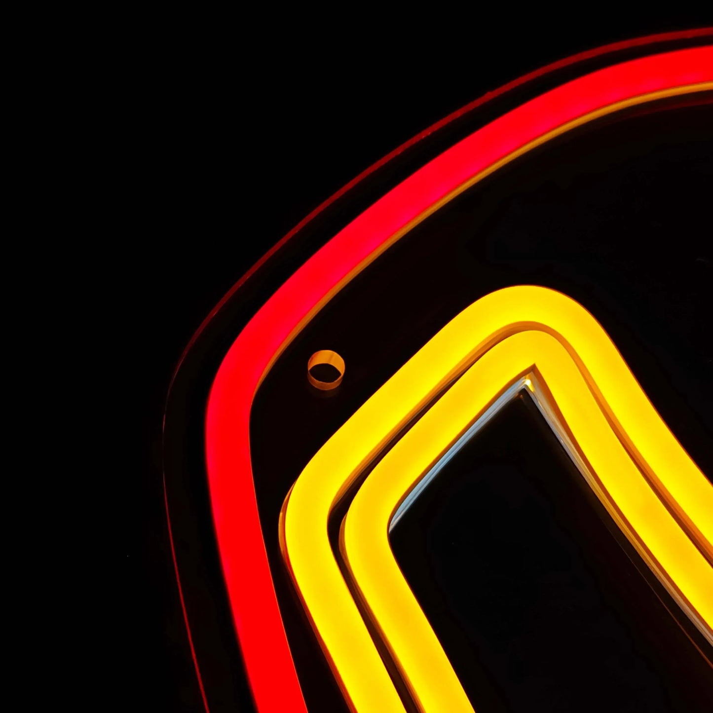 Neon LED Iron Man – Kinkiet Marvel Superhero | Dekoracja ścienna zasilana przez USB do sypialni, baru, pokoju gier i na imprezę